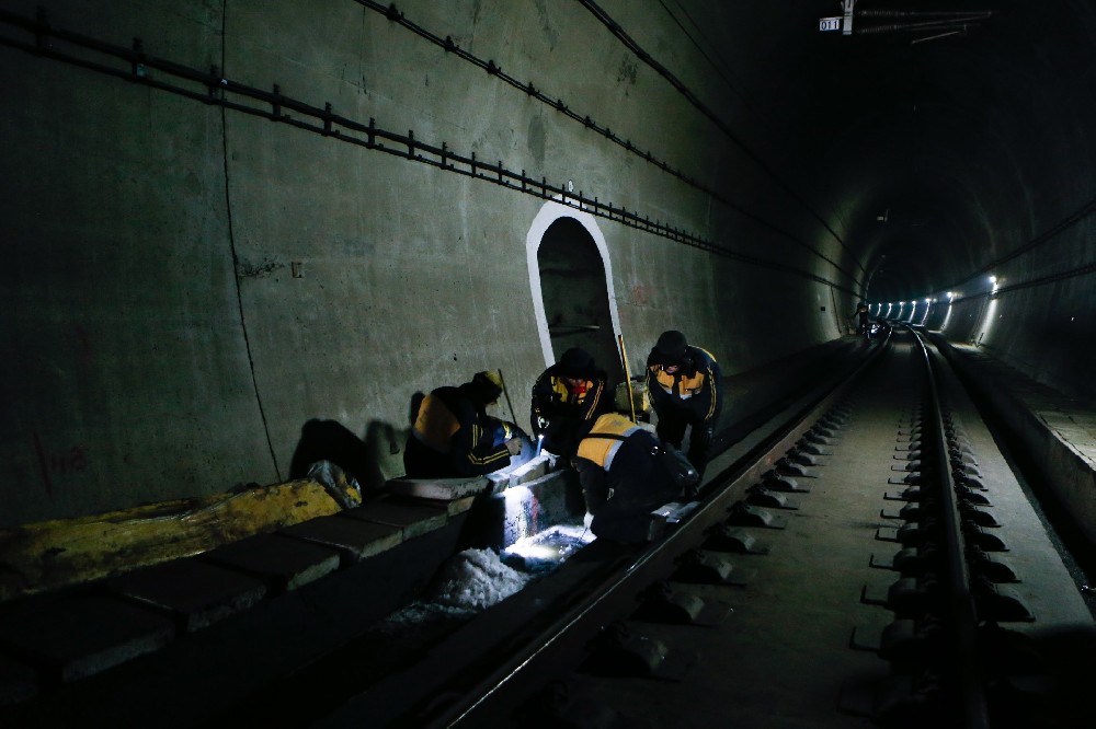 乌什铁路运营隧道病害现状